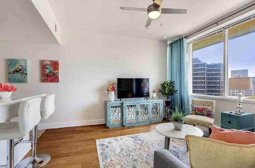 Amazing Condos Beautiful View 2 Blocks To French Quarter, Small Rooftop Pool, Gym, Seanger Theater, Super Dome, And Bourbon St New Orleans Rom bilde