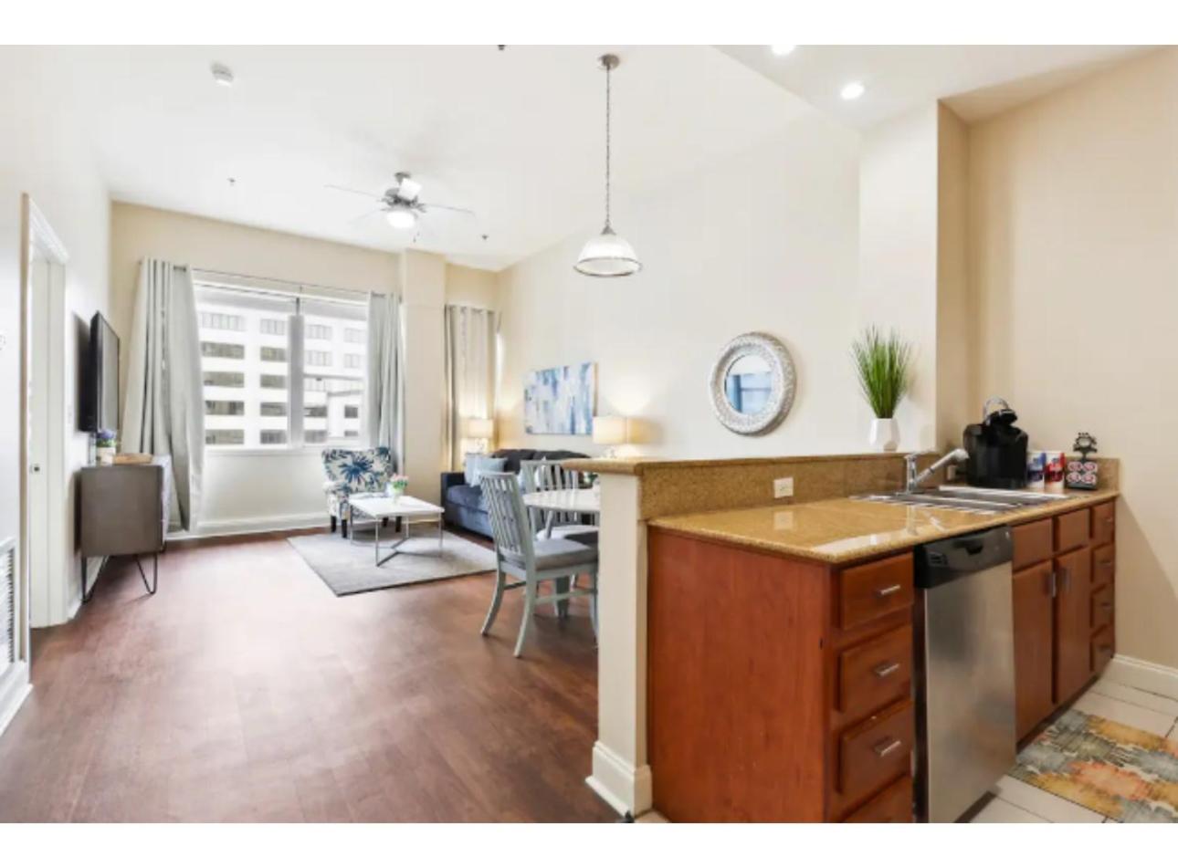 Amazing Condos Beautiful View 2 Blocks To French Quarter, Small Rooftop Pool, Gym, Seanger Theater, Super Dome, And Bourbon St New Orleans Rom bilde